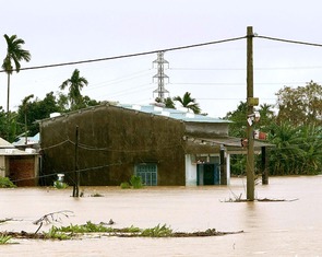 Đến sáng nay, đường nào chưa thông, vùng lũ nào ở miền Trung mất điện?