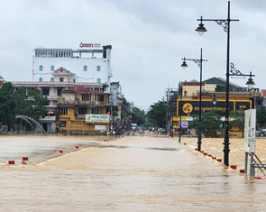 Lũ trên sông Hương dâng lên trở lại, người Huế lại thấp thỏm lo lụt mới
