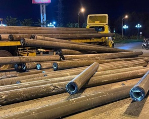 Xe bị tuột dây chằng, cả chục cọc bê tông rơi ngổn ngang giữa phố Quảng Ngãi