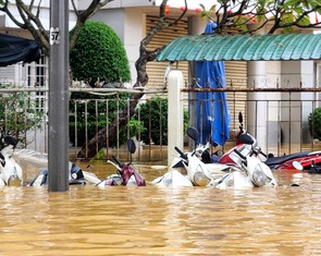 Hàng ngàn ô tô, xe máy bị ngập, chập cháy trong mưa lũ lịch sử ở Huế
