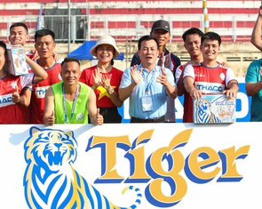 Cùng cầu thủ vượt thách thức, nuôi dưỡng tình yêu bóng đá cộng đồng