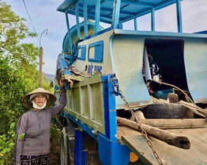 Dân nuôi hải sản gạt nước mắt nhìn cá chết trắng mặt đầm sau bão số 13