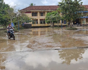 Bộ đội, công an dọn bùn trường lớp, lợp lại mái nhà giúp dân sau bão số 13