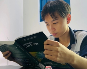 Chàng trai vàng tin học đậu ĐH Khoa học tự nhiên, cô chú phụ huynh cấp 3 giúp học phí kỳ 1