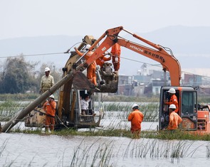 Công nhân điện lực chạy đua nối lại dòng điện cho bà con nơi tâm bão Kalmaegi
