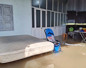 Ngập lụt tại Bình Thuận cũ: ‘Mới dọn dẹp đêm trước, sáng nay nước lại về ngập ngụa nhà cửa’