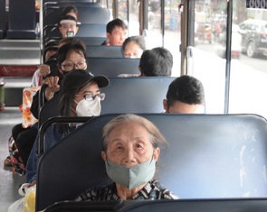 Người cao tuổi ở TP.HCM nhận vé xe buýt miễn phí tự động bằng căn cước, VNeID