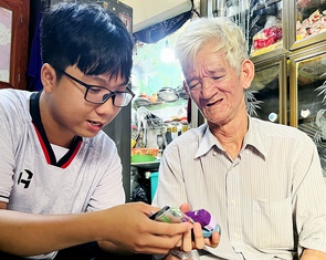 Cha qua đời bi thương trên biển, mẹ mất vì bệnh tim, chú bé khổ đau nay vào đại học ngành AI