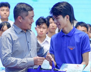 Tối 11-11, trao học bổng Tiếp sức đến trường 275 sinh viên học tại TP.HCM ở Nhà văn hóa Thanh niên