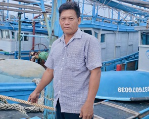 Tàu cá gãy láp, trôi trên biển, thuyền trưởng vẫn cố cứu 2 ngư dân bị sóng dữ cuốn