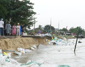 Bờ kè An Lương tan nát trong mưa lũ lịch sử, Đà Nẵng công bố tình huống khẩn cấp