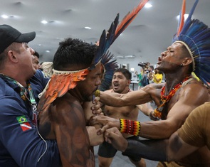 Người bản địa xông vào hội nghị COP30 ở Brazil, đòi bảo vệ rừng Amazon