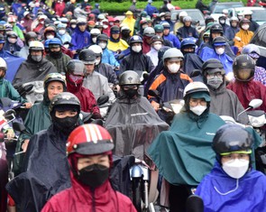 Hàng ngàn người dân ở TP.HCM đội mưa, nhích từng chút đi học, đi làm