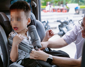 Ô tô cũ không có đầu chờ, lắp thiết bị an toàn cho trẻ ra sao?