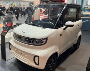 Ô tô điện mini có thể điều khiển với bằng lái xe máy, chạy 140km/sạc khi lắp thêm pin phụ