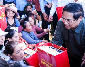 Thăm vùng tâm bão số 13, Thủ tướng Phạm Minh Chính chỉ đạo xây lại nhà cho dân