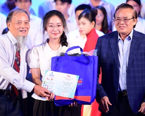 Một dòng chảy ấm học bổng Tiếp sức đến trường lặng lẽ khơi thông
