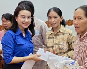 Thanh thiếu nhi TP.HCM gói ghém ân tình, gửi trao đồng bào tả tơi nơi tâm bão