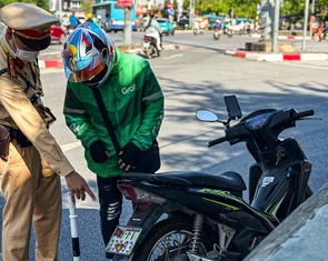 Công an Hà Nội xử lý loạt tài xế che, dán biển số xe