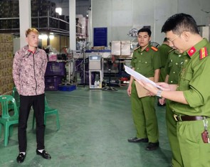 Khởi tố giám đốc công ty sản xuất, buôn bán nước ngọt giả