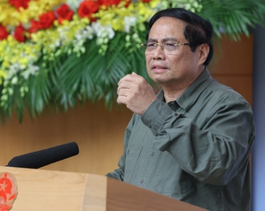 Trở về từ miền Trung, Thủ tướng họp bàn xây dựng lại nhà bị sập đổ, sửa nhà tốc mái cho người dân