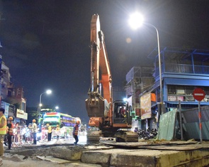 Kiểm tra việc di dời hạ tầng kỹ thuật metro số 2 trong đêm, đã hoàn thành trên 70%