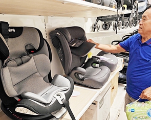 Gần thời điểm bắt buộc, người lớn đua sắm ghế ngồi ô tô cho trẻ em