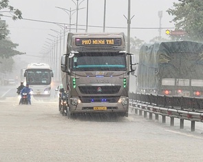 Thời tiết hôm nay 16-11: Miền Trung mưa rất to, miền Bắc lạnh