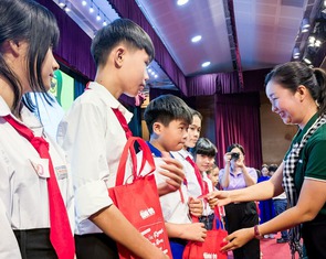 70 suất học bổng của báo Tuổi Trẻ và ấn phẩm Mực Tím sẻ chia với học trò Gia Lai sau bão