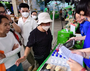 Khách xếp hàng chờ nhận quà tại 'gian hàng xanh' của Saigon Co.op