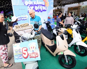 Chồng gần 70 tuổi hào hứng chở vợ đến Việt Nam Xanh để 'đổi xe xăng lấy xe điện'