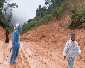 Sạt lở, đất đổ ầm ầm xuống quốc lộ 40B như thác, nhiều người tháo chạy thục mạng