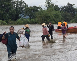 Bộ đội giải cứu 10 người dân đi làm rẫy bị lũ cô lập