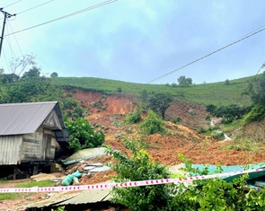 Quả đồi ở Đắk Lắk sạt lở, vùi lấp nhà dân; nhiều vùng ngập nặng