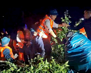 Thuyền máy hỏng giữa dòng, chủ tịch xã chèo thuyền chở đoàn công tác vào bờ