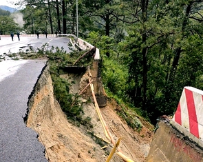 Đoạn đèo Prenn Đà Lạt bị 'trôi' nửa mặt đường, nguy cơ tiếp tục sạt lở
