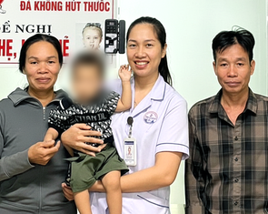 Nữ điều dưỡng trong làng kịp thời cứu bé 19 tháng tuổi ngừng tim khi rơi xuống kênh