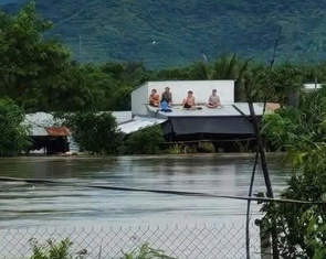 Khánh Hòa ngập sâu do mưa lũ, người dân leo lên mái nhà cầu cứu