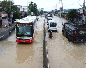 Quốc lộ 1 qua Khánh Hòa ngập sâu kéo dài gần 5km, xe cộ nhích từng chút một