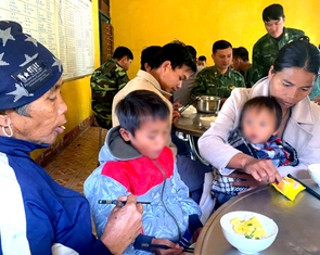 Hai con của nạn nhân vụ sạt lở vùi 3 người ở Đà Nẵng được bộ đội nhận nuôi