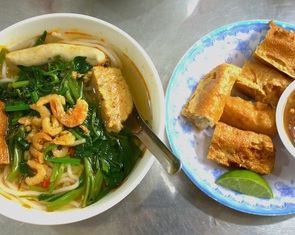 Canh bún cô Lan tít hẻm sâu, ẩn số gì khiến khách gần xa tìm kiếm