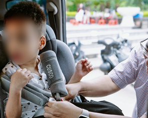 Cục CSGT: Có thể sử dụng ghế, đệm hoặc dây đai dành riêng phù hợp với trẻ trên ô tô