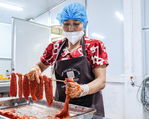 Độc lạ thịt gác bếp Cao Lan hun khói bằng củi vải