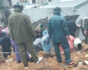 Sập nhà do mưa lớn tại Quy Nhơn đè người phụ nữ bên trong, đào bới đưa nạn nhân ra ngoài