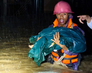 Công an, quân đội Gia Lai cứu dân trong lũ lụt