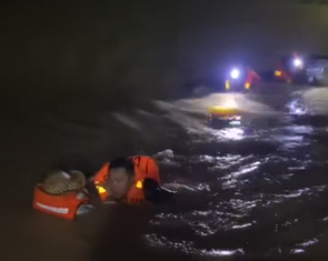 Quy Nhơn ngập nặng trong mưa lớn, trắng đêm sơ tán dân