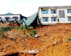 Sạt lở 'vây kín' Trường tiểu học và THCS Sơn Long, khẩn trương di dời học sinh, giáo viên