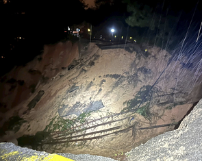 Mặt đường đèo Mimosa Đà Lạt bị cuốn trôi, đứt gãy