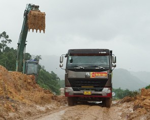 Cao tốc La Sơn - Hòa Liên vẫn chưa thông: Nhiều chỗ sạt lở, nứt mặt đường nguy hiểm