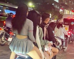 Phạt tài xế xe ôm 'kẹp' 4 cô gái trên đường Trần Duy Hưng
